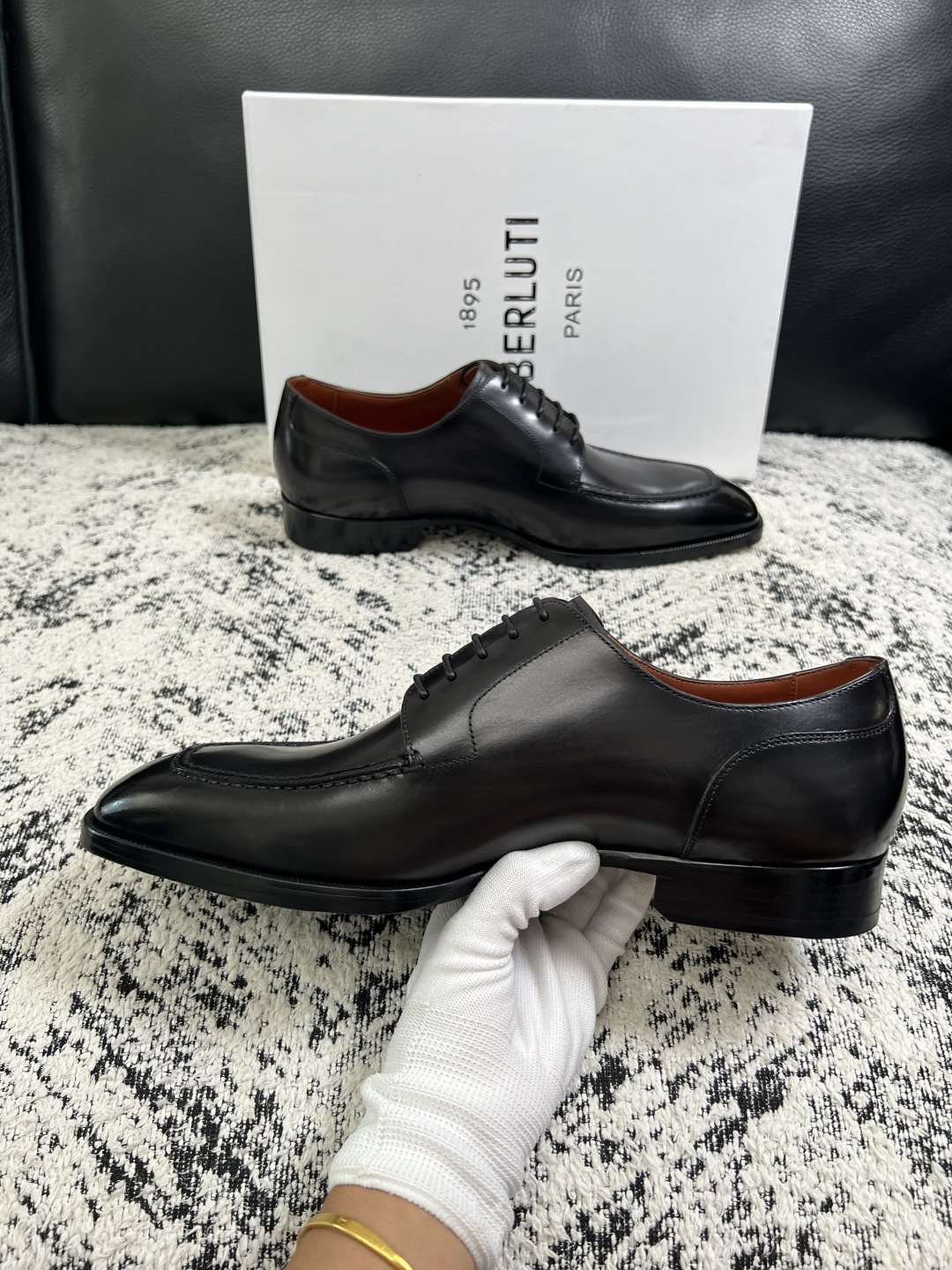 Berluti  高品质  顶级工艺品  布鲁提 专柜同步发售原厂配置，意大利进口牛皮面料，全进口水染牛皮里垫，鞋底：原