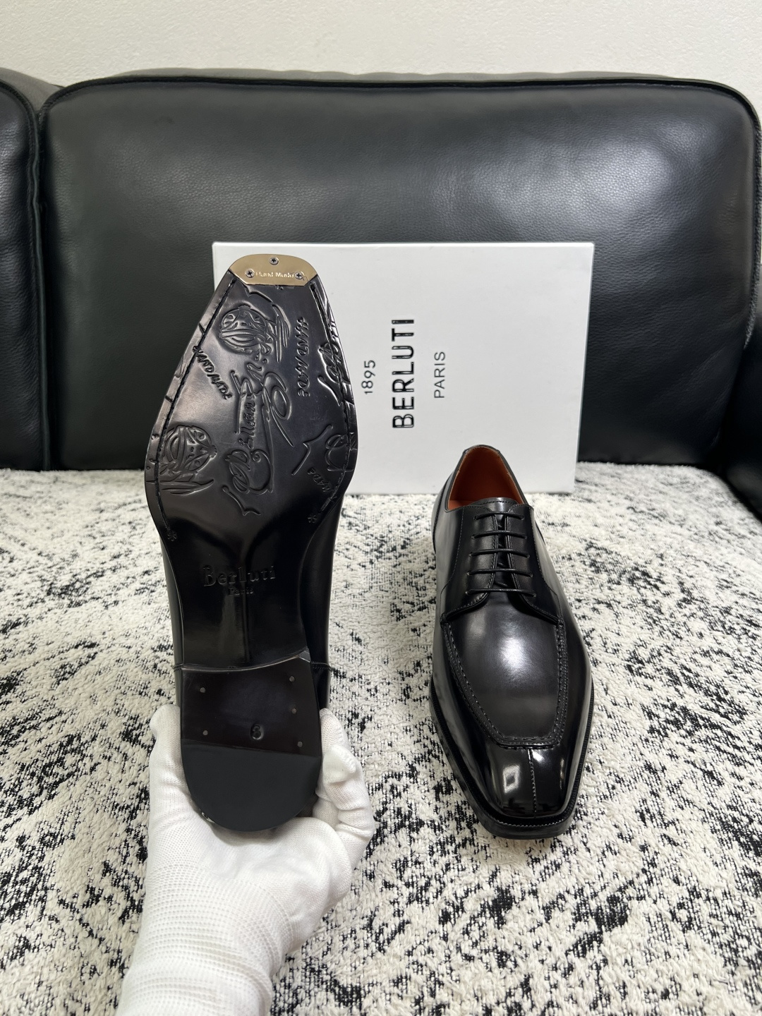 Berluti  高品质  顶级工艺品  布鲁提 专柜同步发售原厂配置，意大利进口牛皮面料，全进口水染牛皮里垫，鞋底：原
