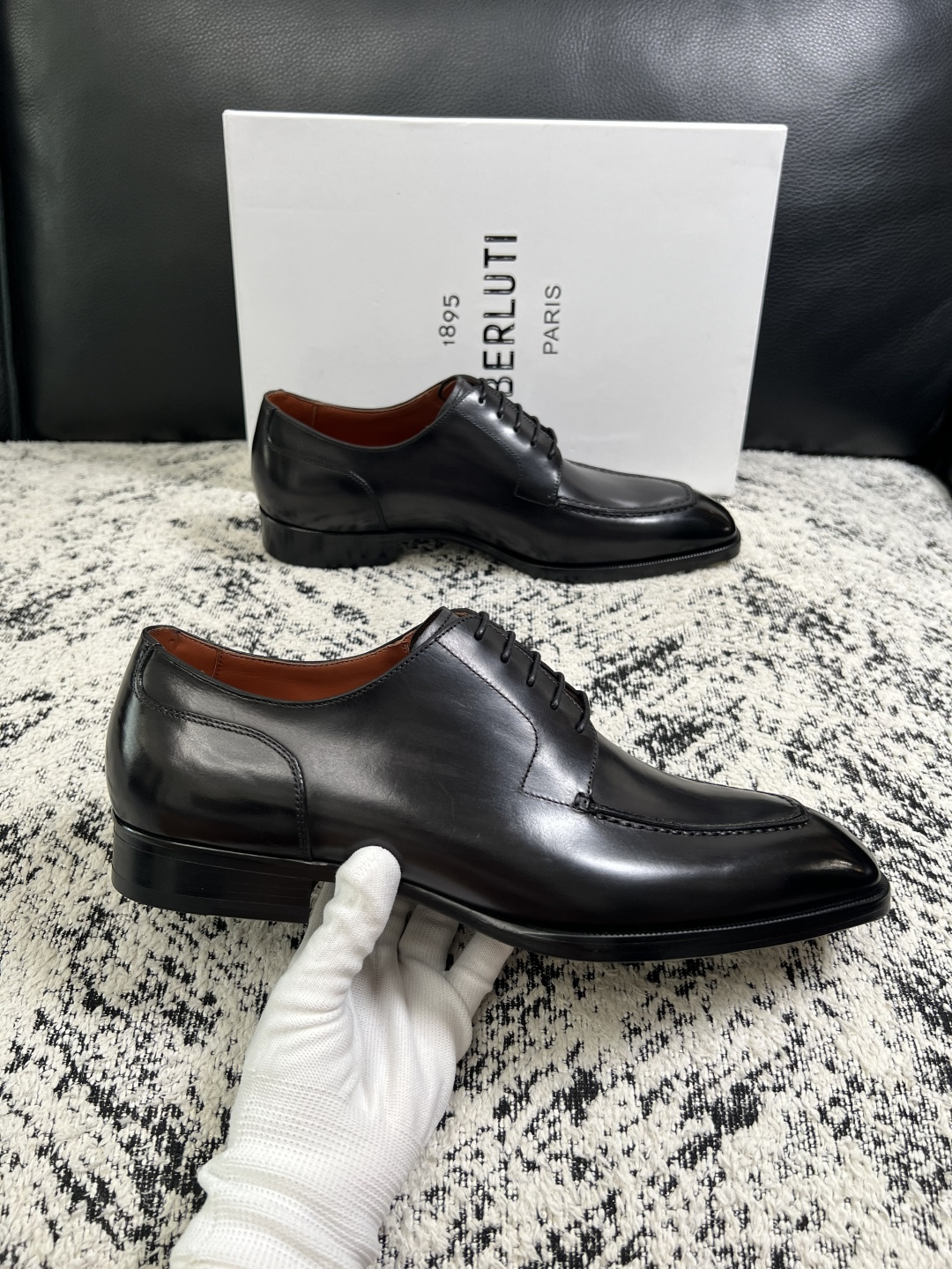 Berluti  高品质  顶级工艺品  布鲁提 专柜同步发售原厂配置，意大利进口牛皮面料，全进口水染牛皮里垫，鞋底：原