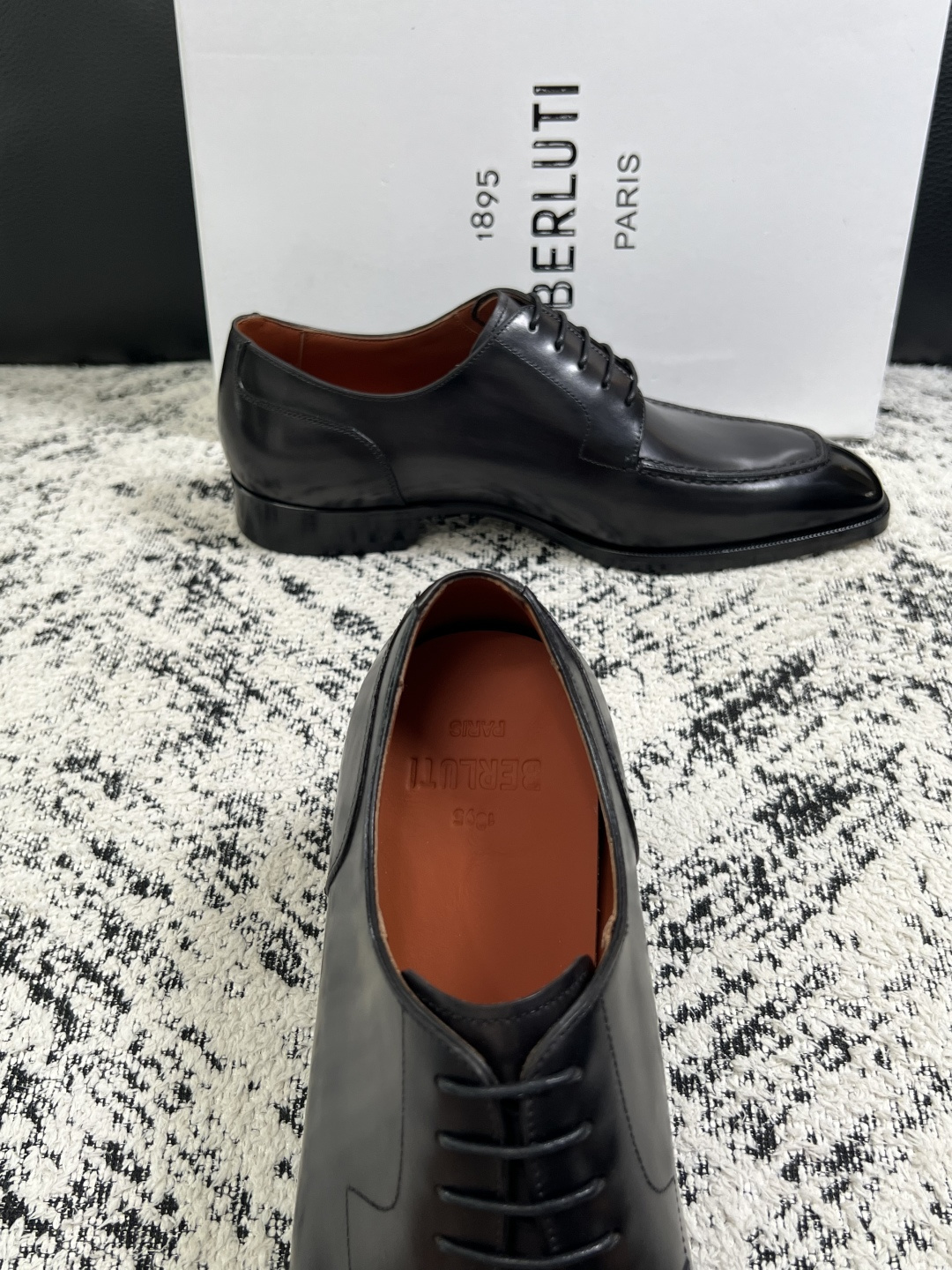 Berluti  高品质  顶级工艺品  布鲁提 专柜同步发售原厂配置，意大利进口牛皮面料，全进口水染牛皮里垫，鞋底：原