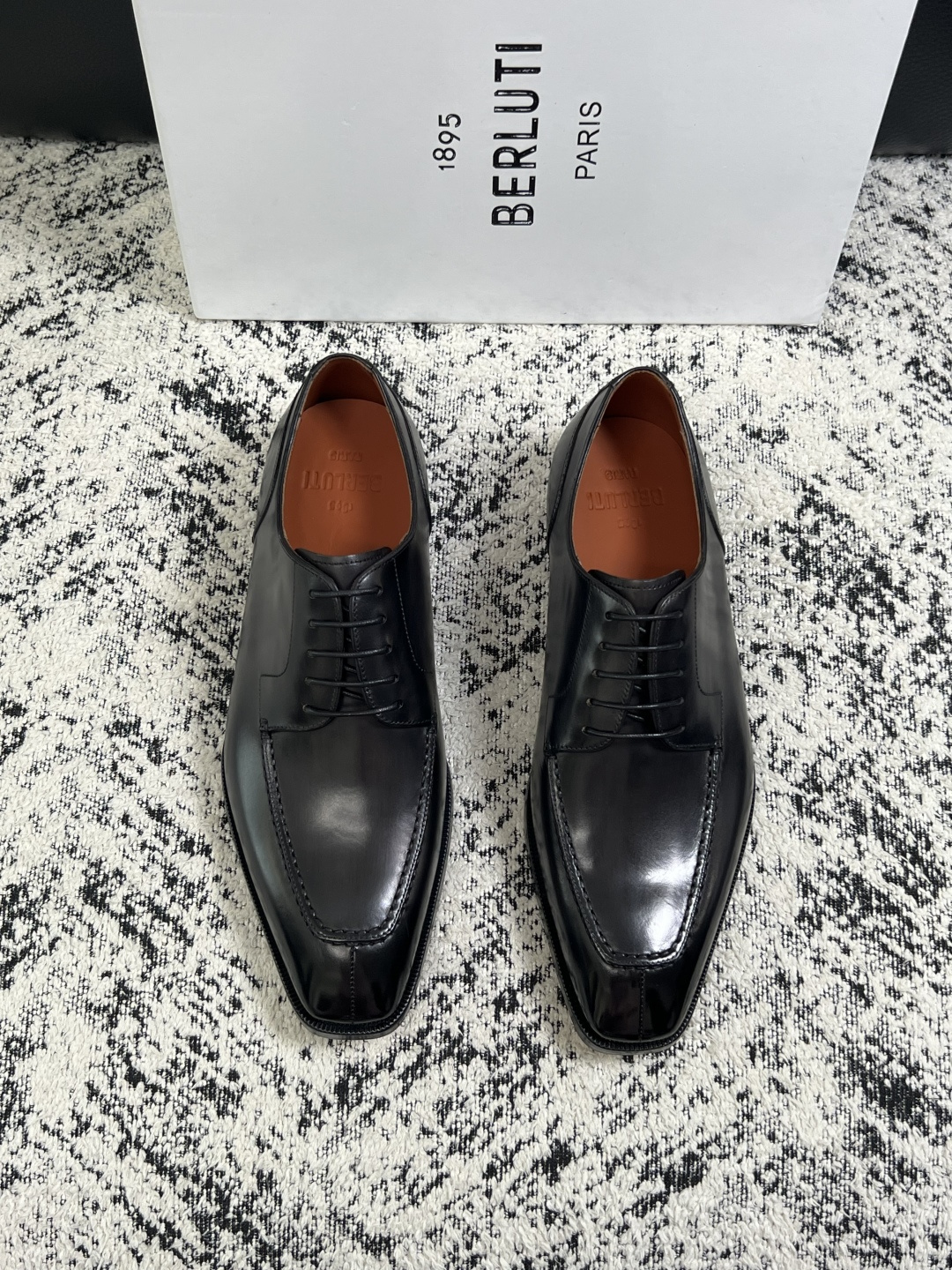 Berluti  高品质  顶级工艺品  布鲁提 专柜同步发售原厂配置，意大利进口牛皮面料，全进口水染牛皮里垫，鞋底：原