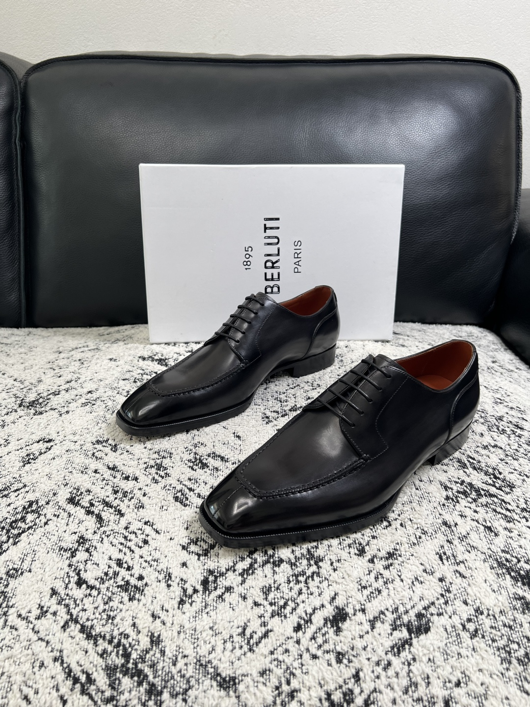 Berluti  高品质  顶级工艺品  布鲁提 专柜同步发售原厂配置，意大利进口牛皮面料，全进口水染牛皮里垫，鞋底：原
