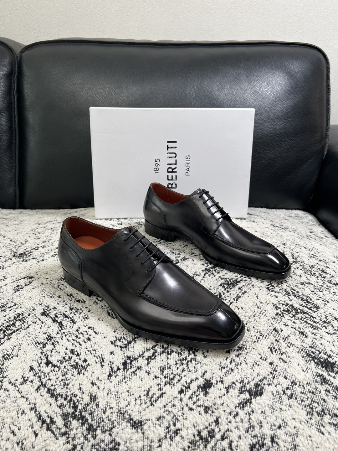 Berluti 高品质 顶级工艺品 布鲁提 专柜同步发售原厂配置,意大利进口牛皮面料,全进口水染牛皮里垫,鞋底:原 Berluti 高品质 顶级工艺品 布鲁提 专柜同步发售原厂配置,意大利进口牛皮面料,全进口水染牛皮里垫,鞋底:原