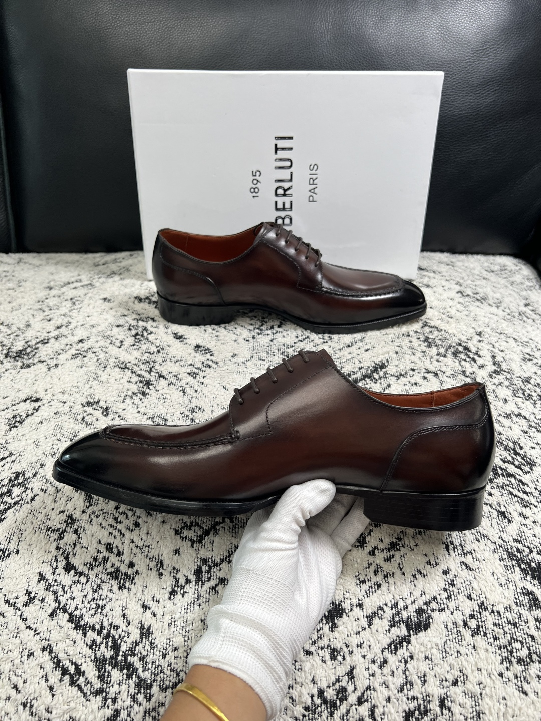 Berluti  高品质  顶级工艺品  布鲁提 专柜同步发售原厂配置，意大利进口牛皮面料，全进口水染牛皮里垫，鞋底：原