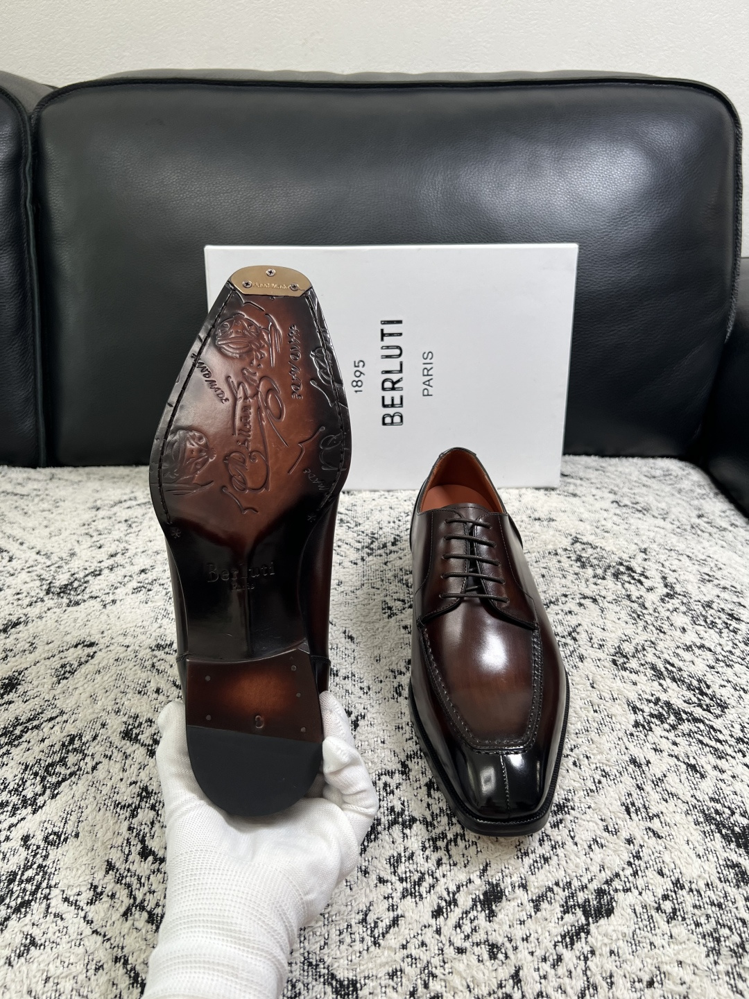 Berluti  高品质  顶级工艺品  布鲁提 专柜同步发售原厂配置，意大利进口牛皮面料，全进口水染牛皮里垫，鞋底：原