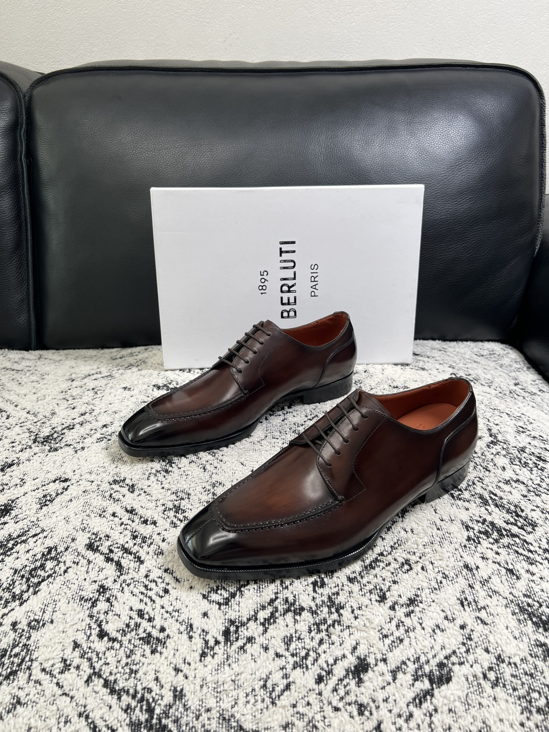 Berluti  高品质  顶级工艺品  布鲁提 专柜同步发售原厂配置，意大利进口牛皮面料，全进口水染牛皮里垫，鞋底：原