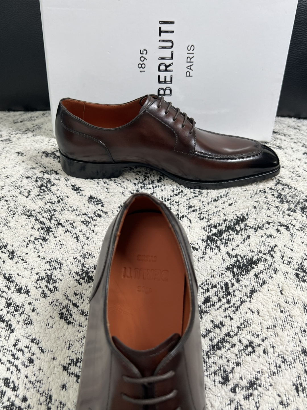 Berluti  高品质  顶级工艺品  布鲁提 专柜同步发售原厂配置，意大利进口牛皮面料，全进口水染牛皮里垫，鞋底：原