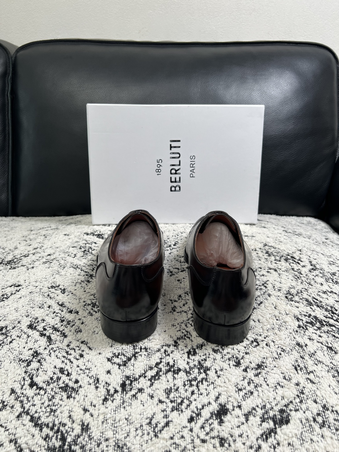 Berluti  高品质  顶级工艺品  布鲁提 专柜同步发售原厂配置，意大利进口牛皮面料，全进口水染牛皮里垫，鞋底：原