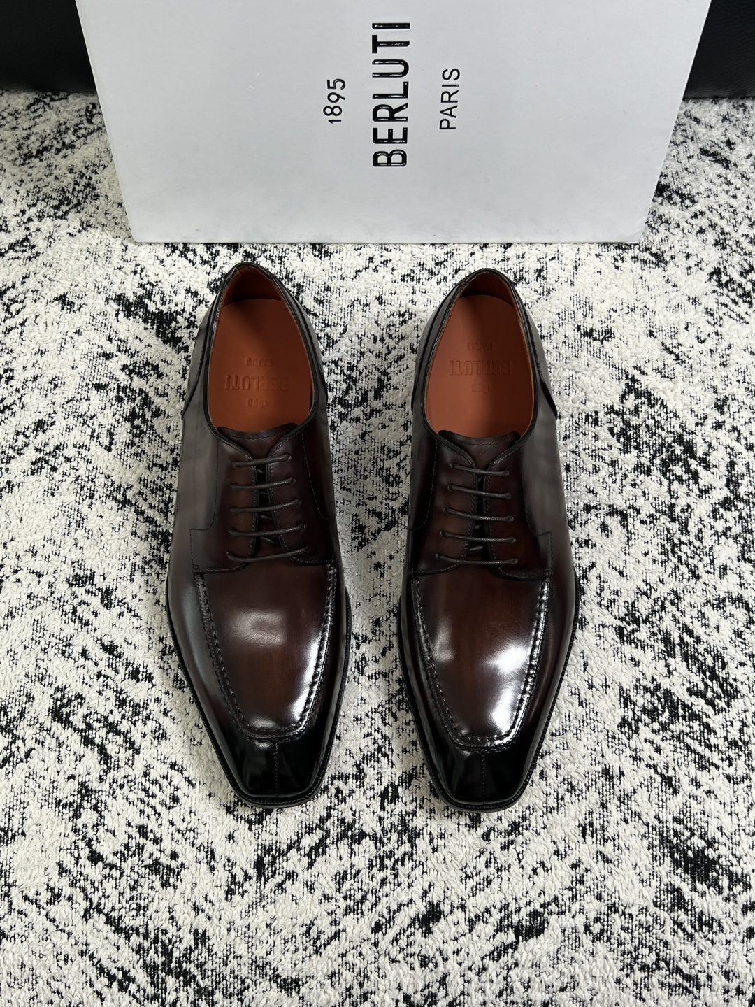 Berluti  高品质  顶级工艺品  布鲁提 专柜同步发售原厂配置，意大利进口牛皮面料，全进口水染牛皮里垫，鞋底：原
