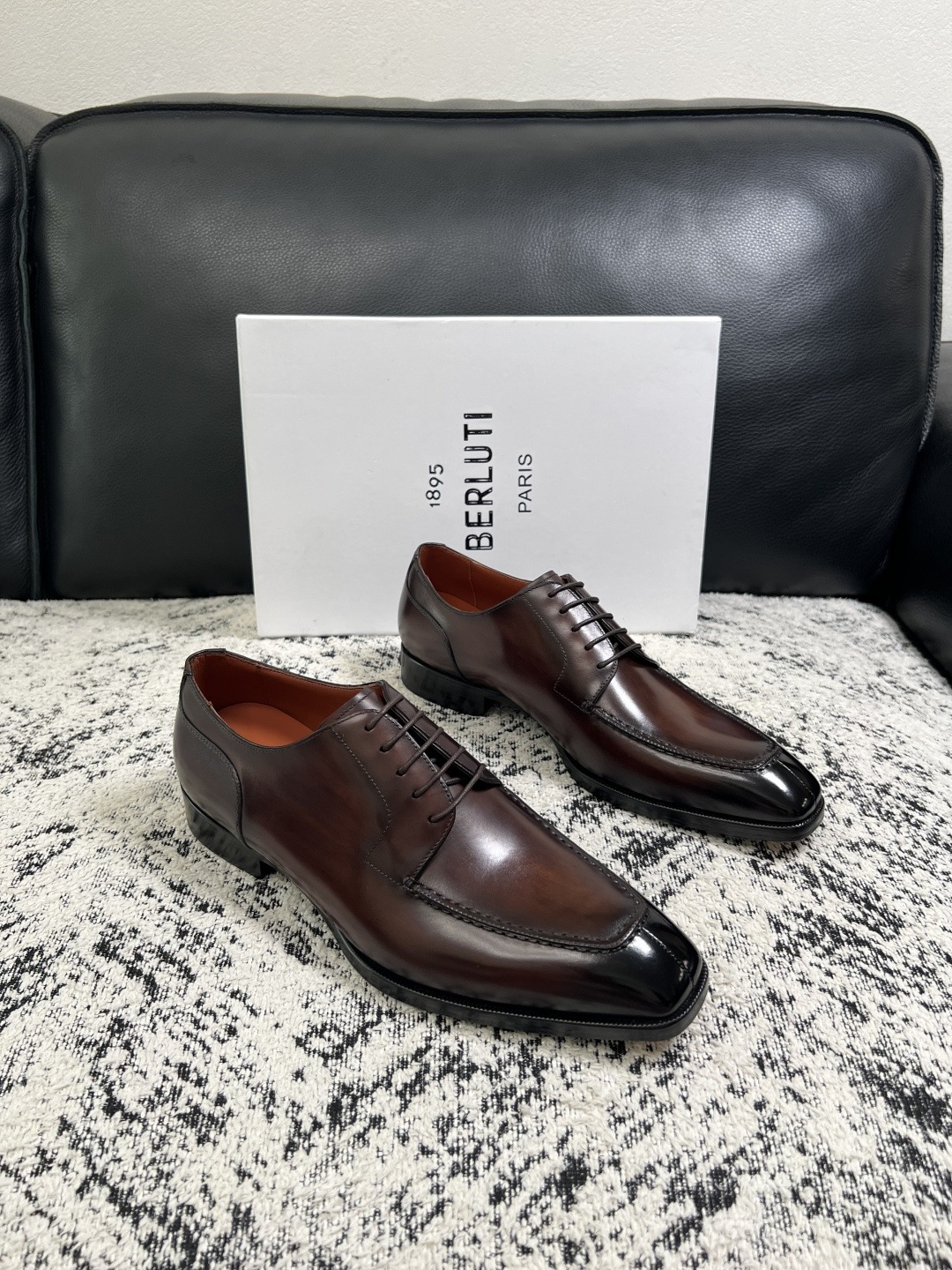 Berluti 高品质 顶级工艺品 布鲁提 专柜同步发售原厂配置,意大利进口牛皮面料,全进口水染牛皮里垫,鞋底:原 Berluti 高品质 顶级工艺品 布鲁提 专柜同步发售原厂配置,意大利进口牛皮面料,全进口水染牛皮里垫,鞋底:原