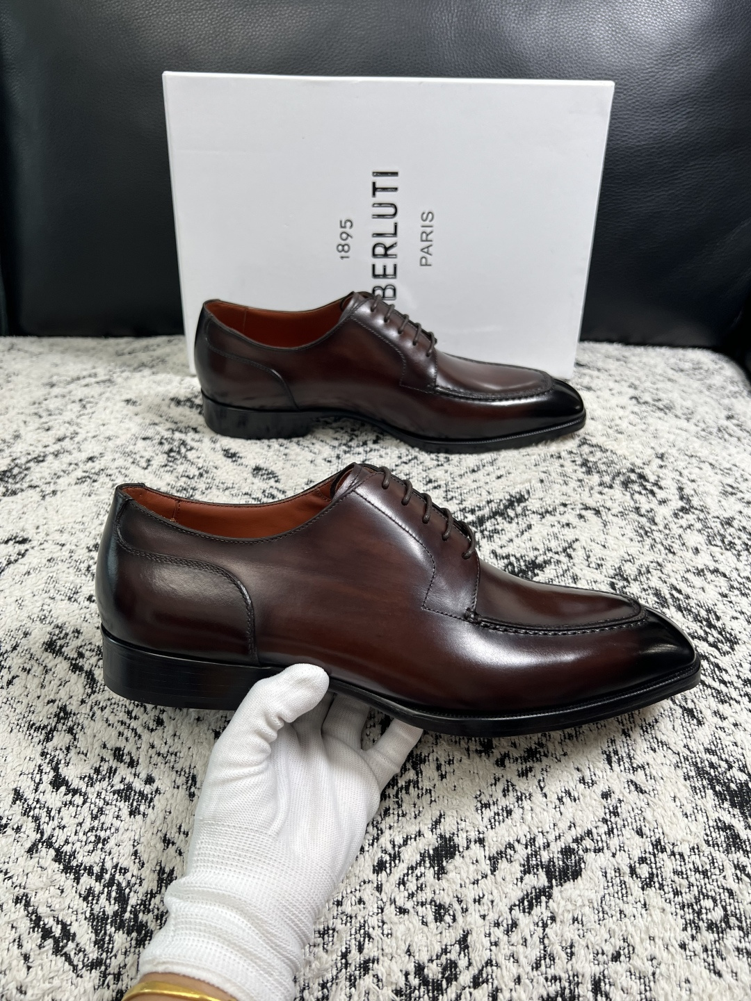 Berluti  高品质  顶级工艺品  布鲁提 专柜同步发售原厂配置，意大利进口牛皮面料，全进口水染牛皮里垫，鞋底：原