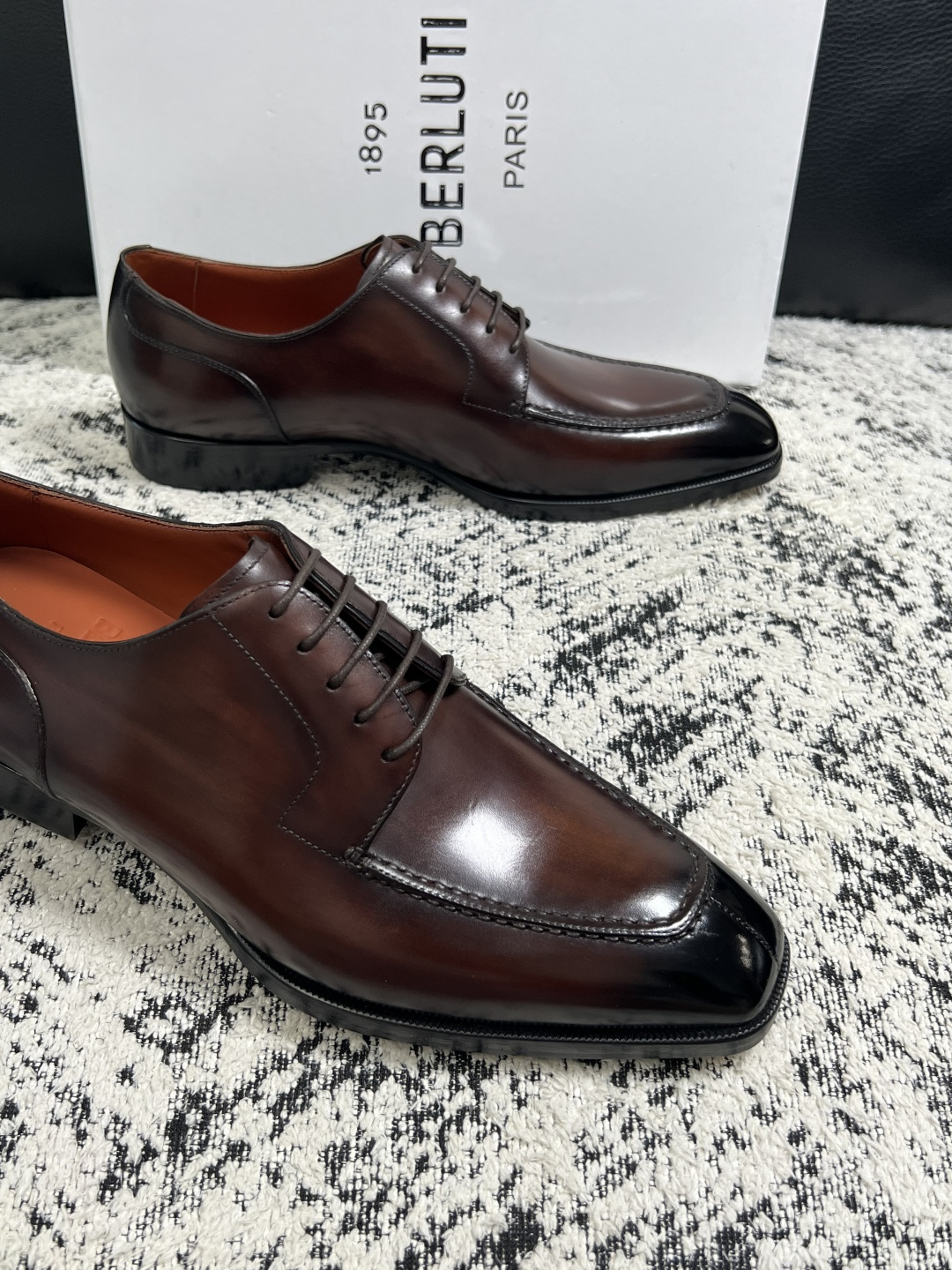 Berluti  高品质  顶级工艺品  布鲁提 专柜同步发售原厂配置，意大利进口牛皮面料，全进口水染牛皮里垫，鞋底：原