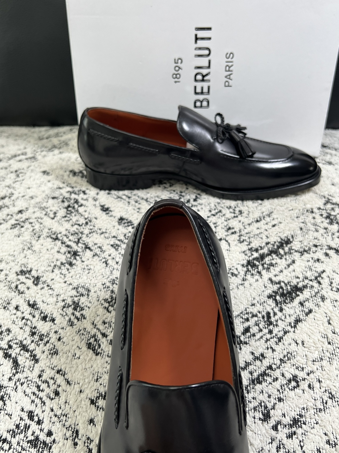 Berluti  高品质  顶级工艺品  布鲁提 专柜同步发售原厂配置，意大利进口牛皮面料，全进口水染牛皮里垫，鞋底：原