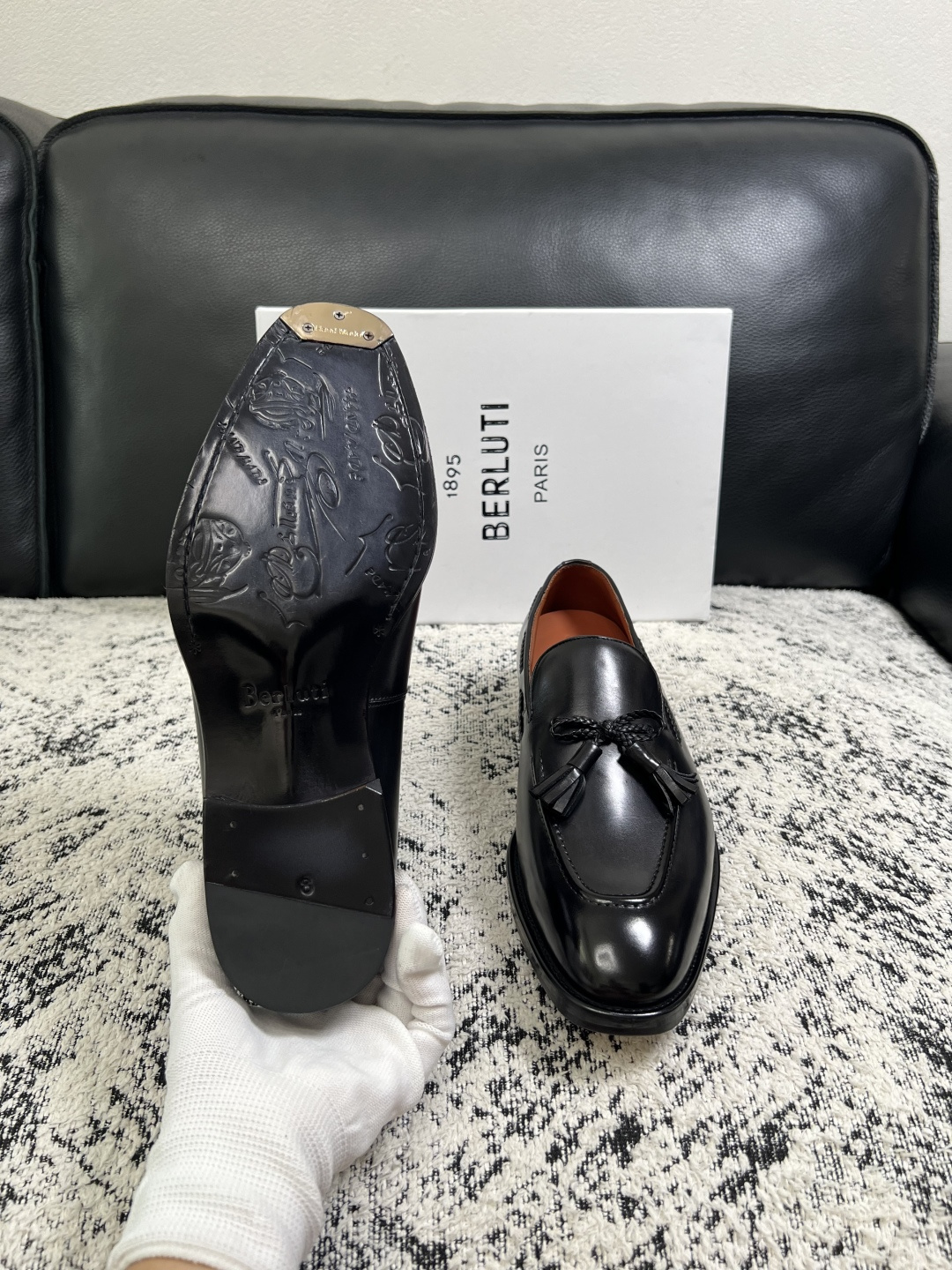 Berluti  高品质  顶级工艺品  布鲁提 专柜同步发售原厂配置，意大利进口牛皮面料，全进口水染牛皮里垫，鞋底：原