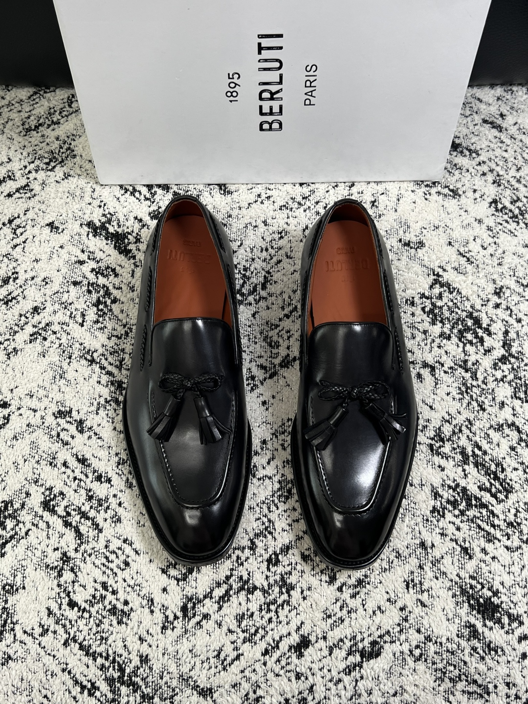 Berluti  高品质  顶级工艺品  布鲁提 专柜同步发售原厂配置，意大利进口牛皮面料，全进口水染牛皮里垫，鞋底：原