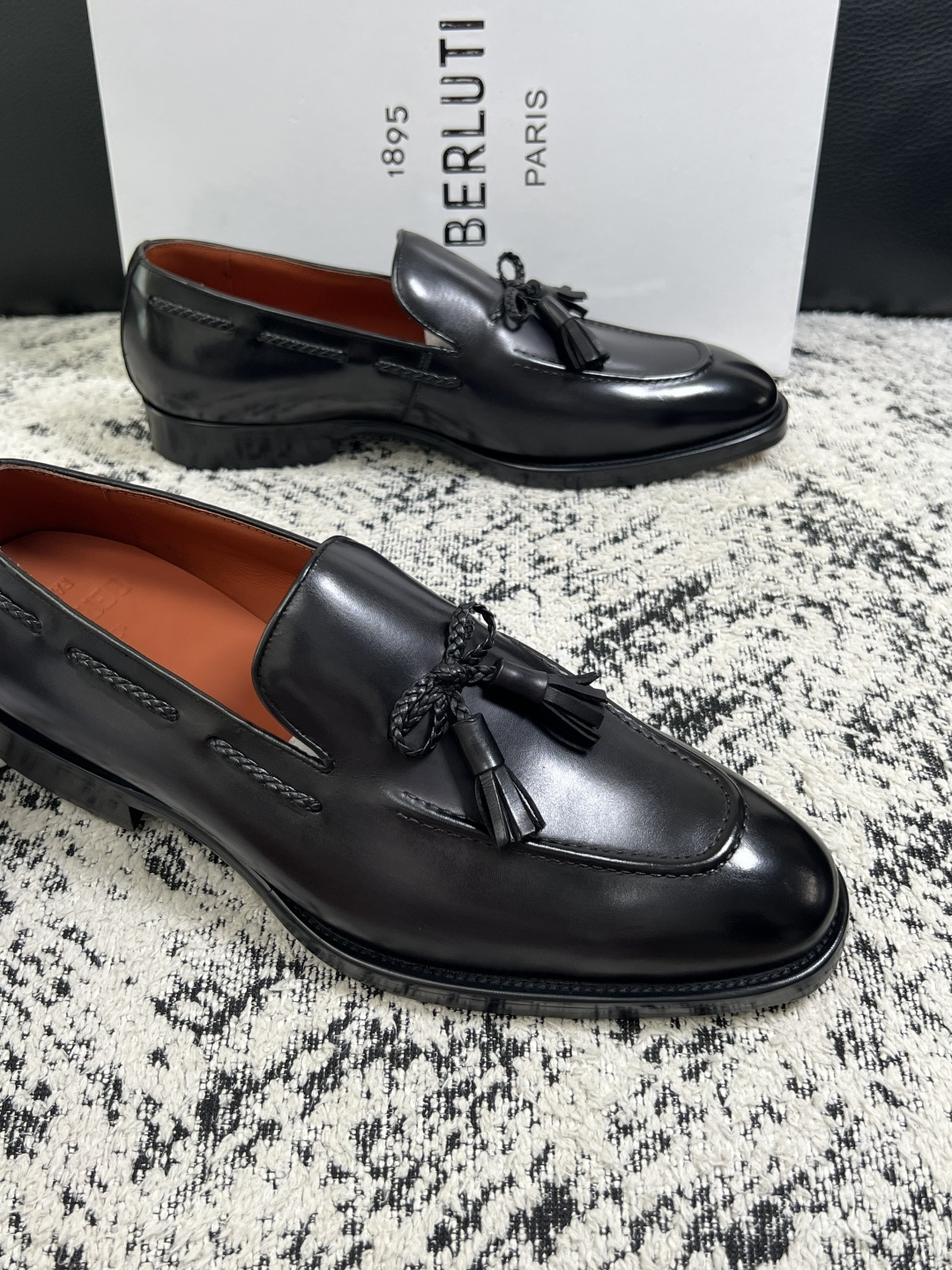 Berluti  高品质  顶级工艺品  布鲁提 专柜同步发售原厂配置，意大利进口牛皮面料，全进口水染牛皮里垫，鞋底：原