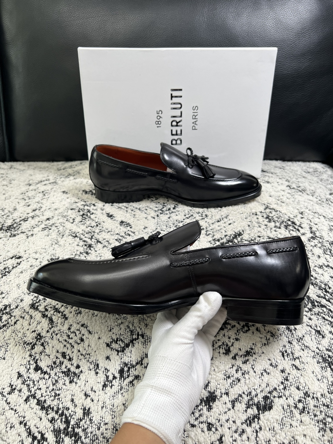 Berluti  高品质  顶级工艺品  布鲁提 专柜同步发售原厂配置，意大利进口牛皮面料，全进口水染牛皮里垫，鞋底：原