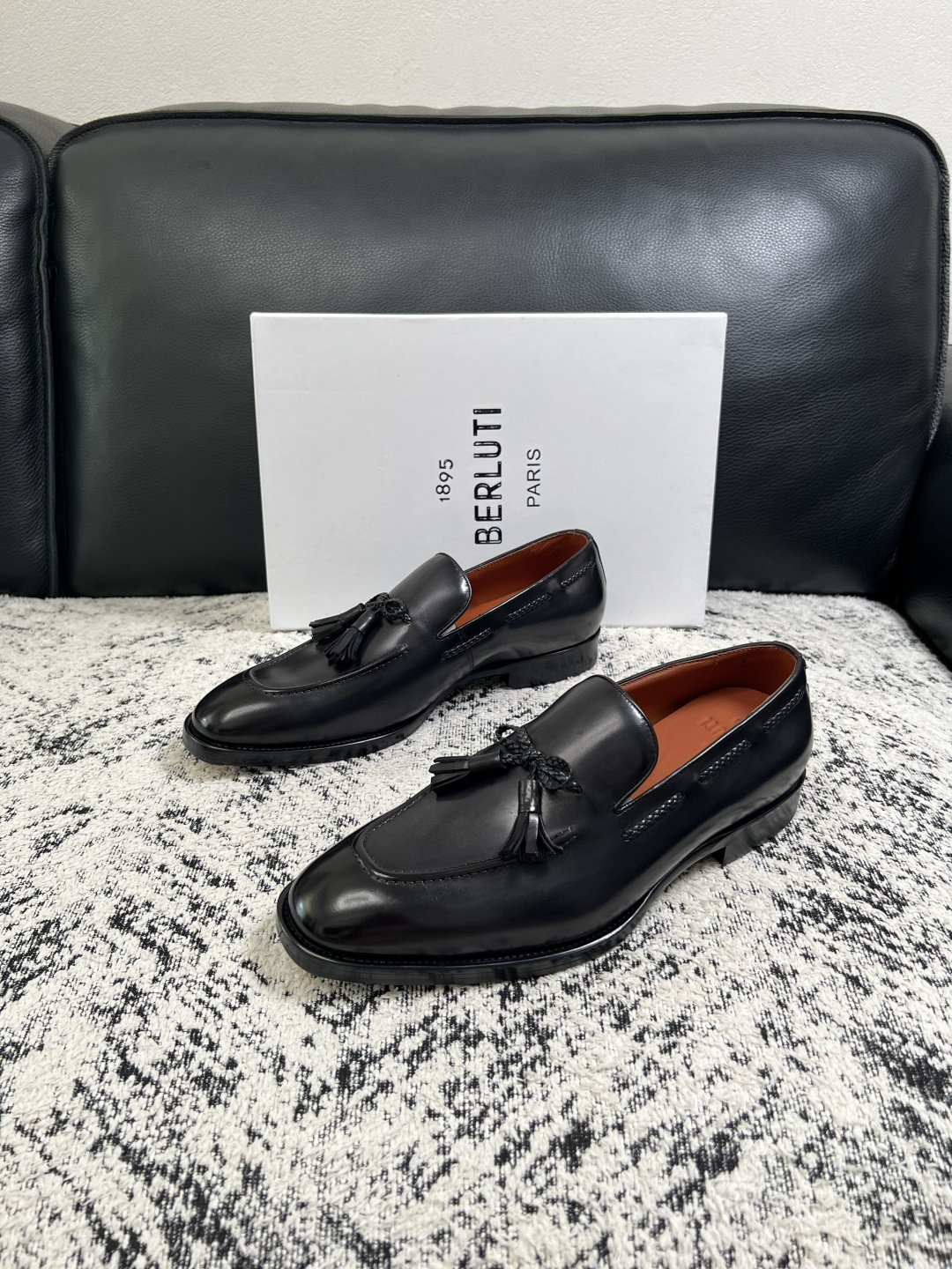 Berluti  高品质  顶级工艺品  布鲁提 专柜同步发售原厂配置，意大利进口牛皮面料，全进口水染牛皮里垫，鞋底：原