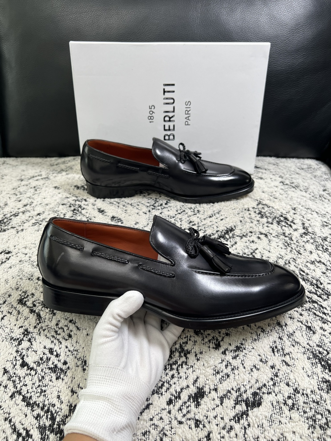 Berluti  高品质  顶级工艺品  布鲁提 专柜同步发售原厂配置，意大利进口牛皮面料，全进口水染牛皮里垫，鞋底：原