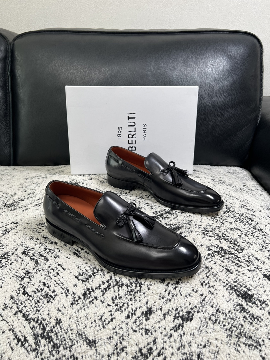 Berluti 高品质 顶级工艺品 布鲁提 专柜同步发售原厂配置,意大利进口牛皮面料,全进口水染牛皮里垫,鞋底:原 Berluti 高品质 顶级工艺品 布鲁提 专柜同步发售原厂配置,意大利进口牛皮面料,全进口水染牛皮里垫,鞋底:原