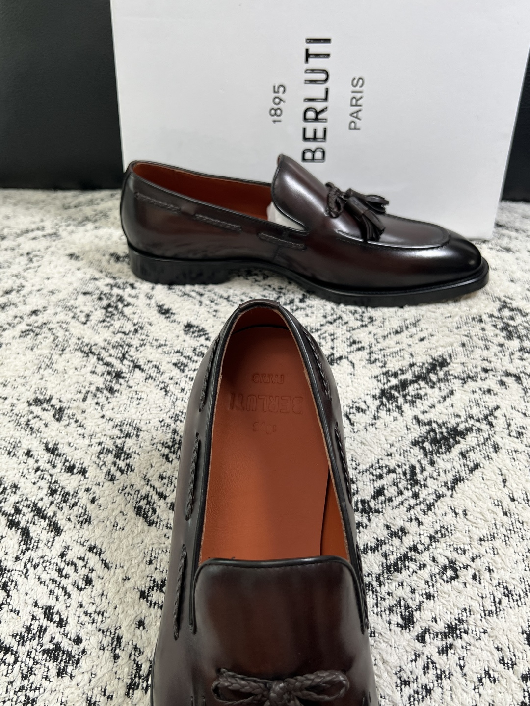 Berluti  高品质  顶级工艺品  布鲁提 专柜同步发售原厂配置，意大利进口牛皮面料，全进口水染牛皮里垫，鞋底：原