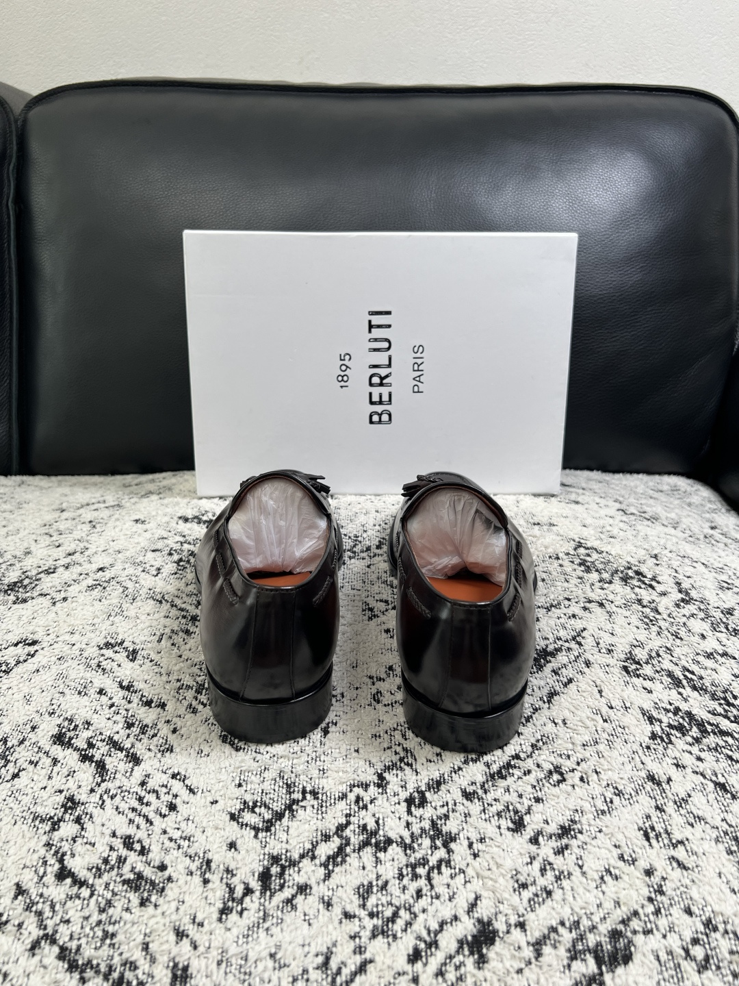 Berluti  高品质  顶级工艺品  布鲁提 专柜同步发售原厂配置，意大利进口牛皮面料，全进口水染牛皮里垫，鞋底：原