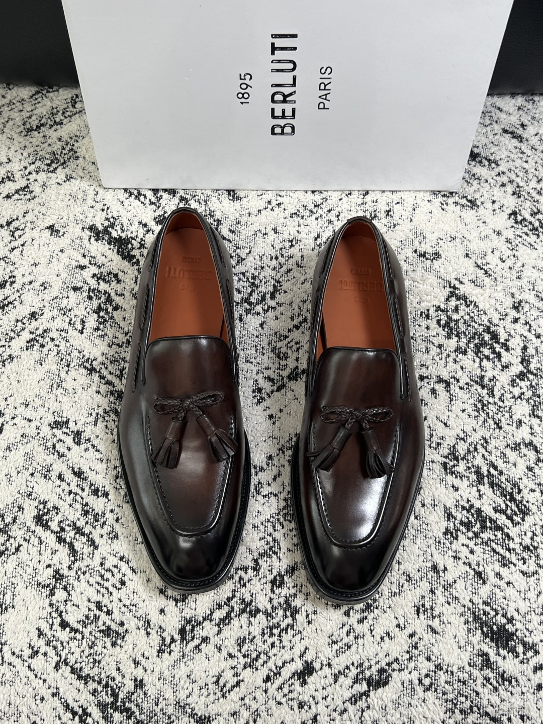 Berluti  高品质  顶级工艺品  布鲁提 专柜同步发售原厂配置，意大利进口牛皮面料，全进口水染牛皮里垫，鞋底：原