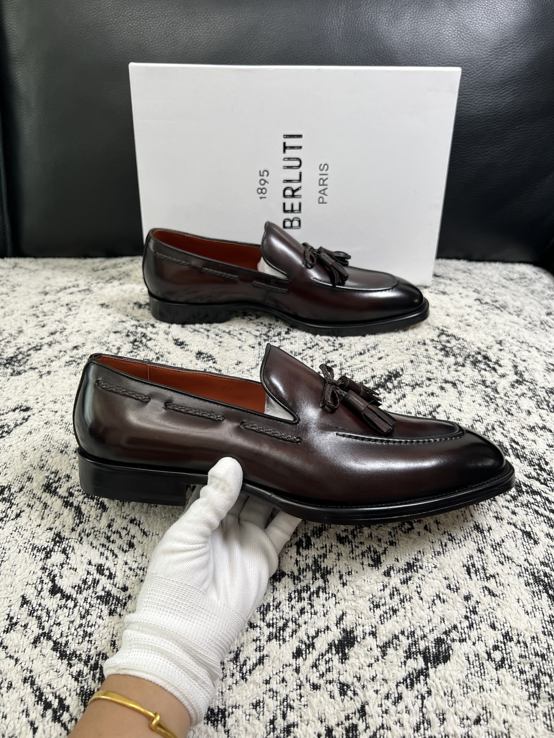 Berluti  高品质  顶级工艺品  布鲁提 专柜同步发售原厂配置，意大利进口牛皮面料，全进口水染牛皮里垫，鞋底：原