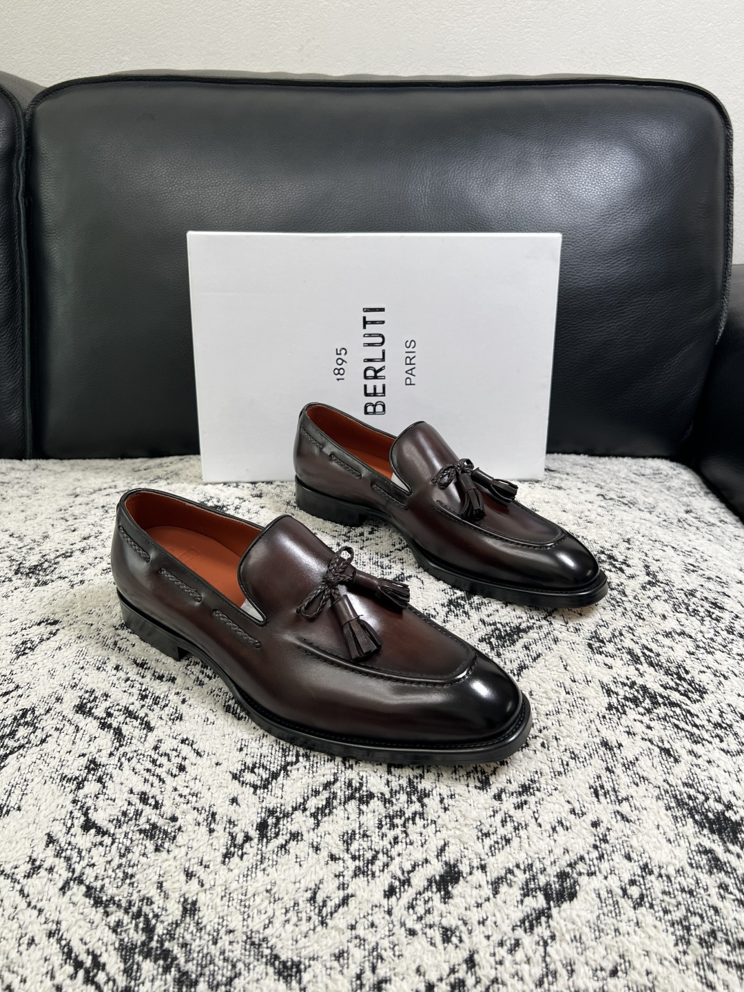 Berluti 高品质 顶级工艺品 布鲁提 专柜同步发售原厂配置,意大利进口牛皮面料,全进口水染牛皮里垫,鞋底:原 Berluti 高品质 顶级工艺品 布鲁提 专柜同步发售原厂配置,意大利进口牛皮面料,全进口水染牛皮里垫,鞋底:原