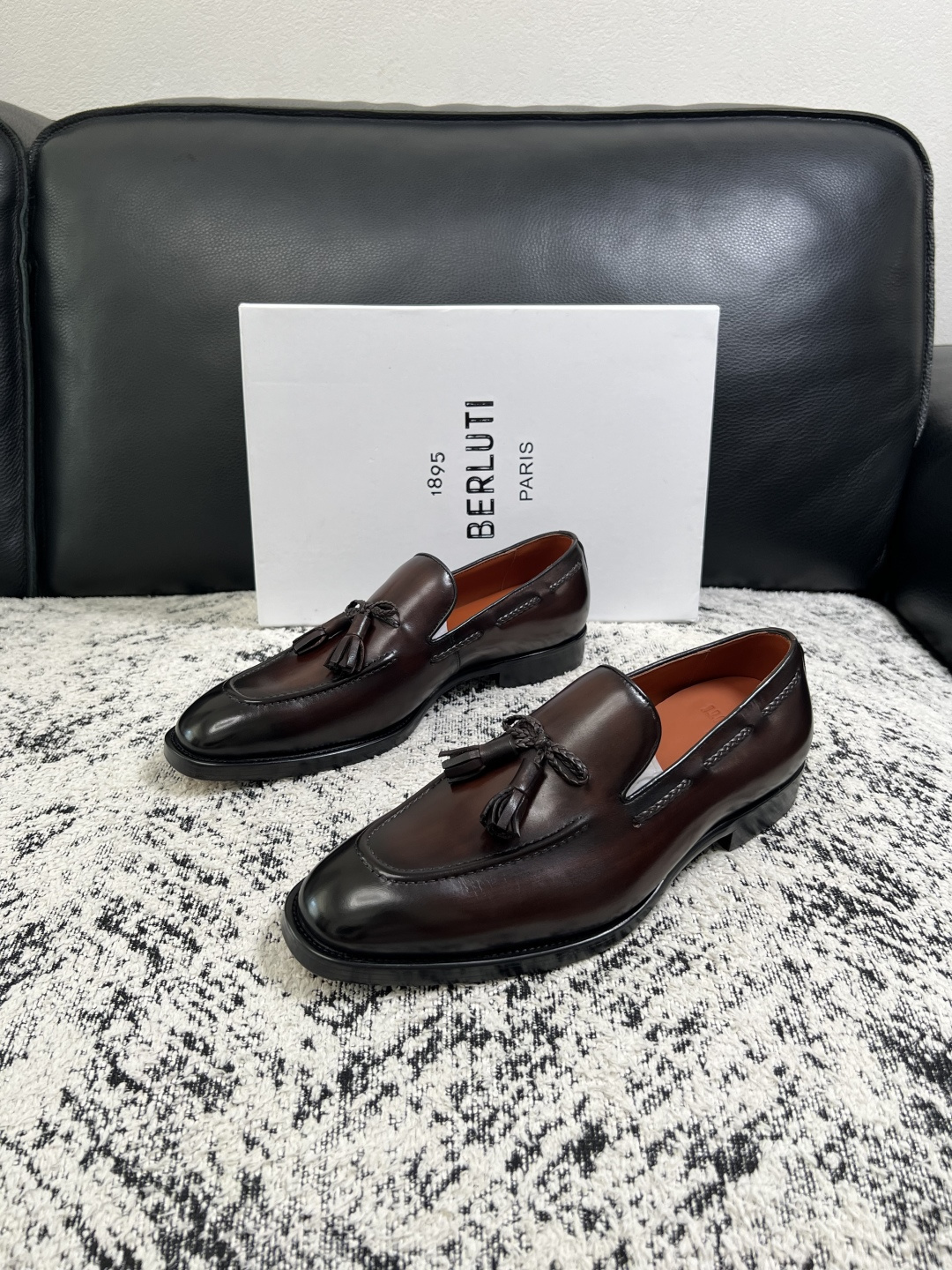 Berluti  高品质  顶级工艺品  布鲁提 专柜同步发售原厂配置，意大利进口牛皮面料，全进口水染牛皮里垫，鞋底：原