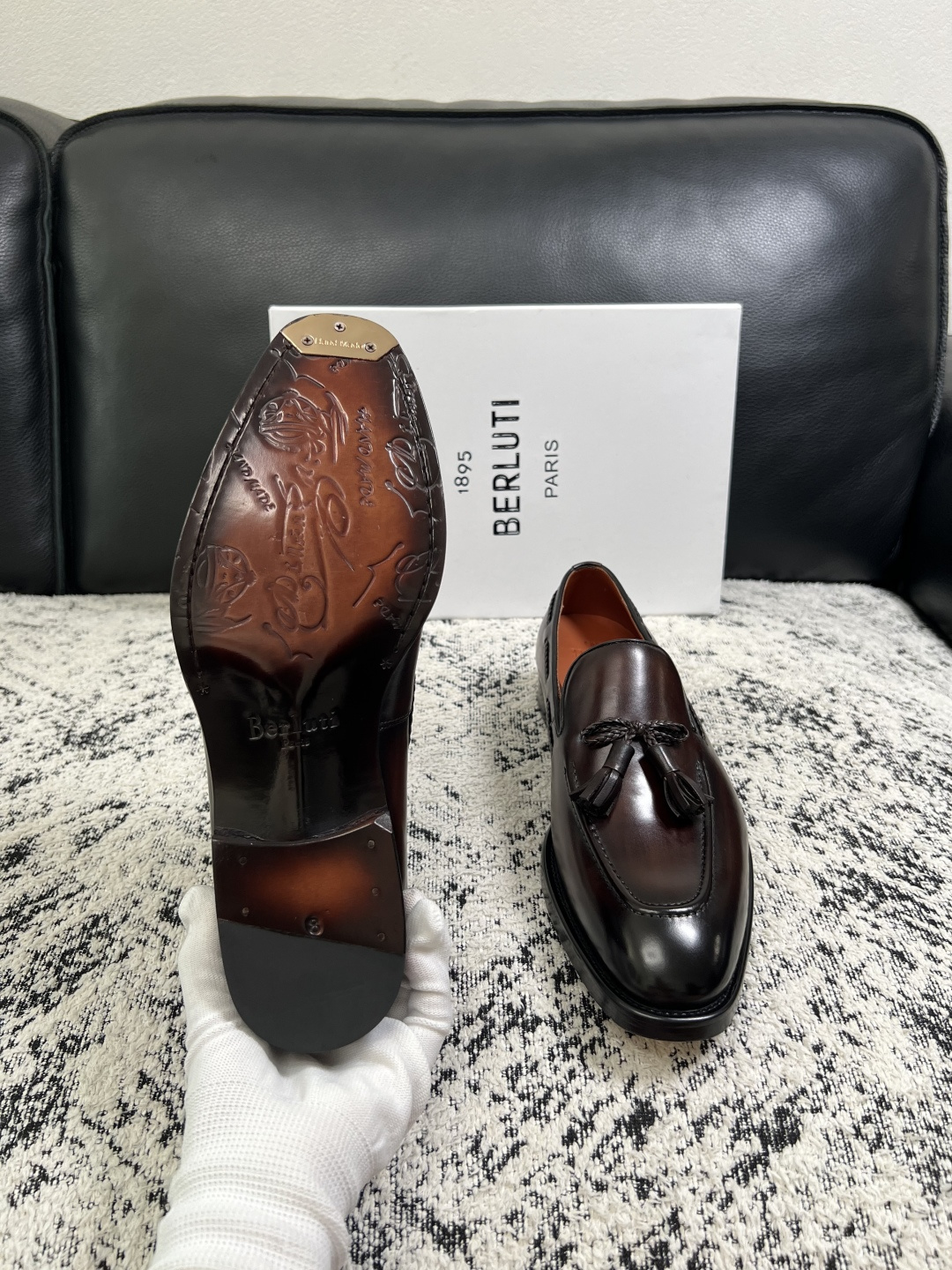 Berluti  高品质  顶级工艺品  布鲁提 专柜同步发售原厂配置，意大利进口牛皮面料，全进口水染牛皮里垫，鞋底：原
