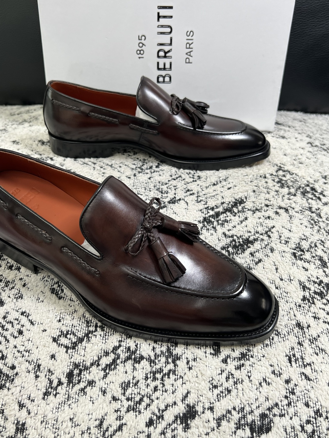 Berluti  高品质  顶级工艺品  布鲁提 专柜同步发售原厂配置，意大利进口牛皮面料，全进口水染牛皮里垫，鞋底：原
