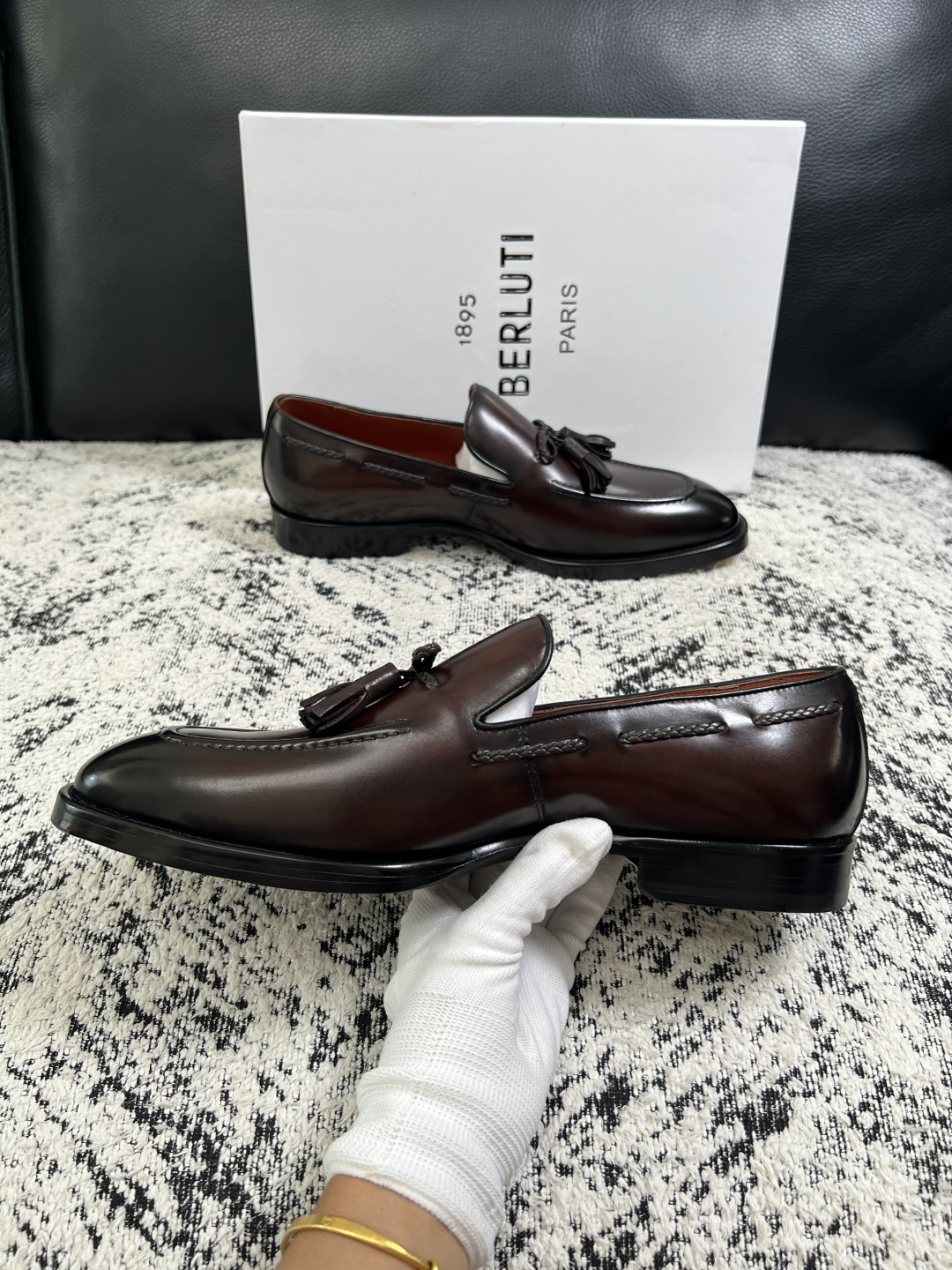 Berluti  高品质  顶级工艺品  布鲁提 专柜同步发售原厂配置，意大利进口牛皮面料，全进口水染牛皮里垫，鞋底：原