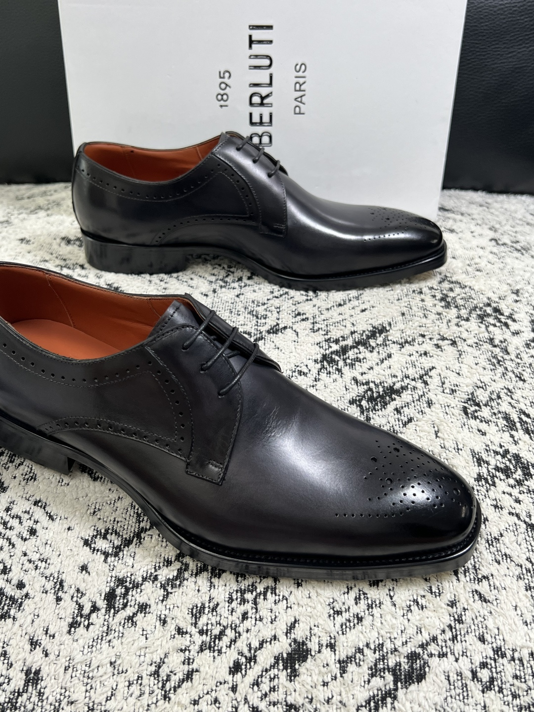 Berluti  高品质  顶级工艺品  布鲁提 专柜同步发售原厂配置，意大利进口牛皮面料，全进口水染牛皮里垫，鞋底：原