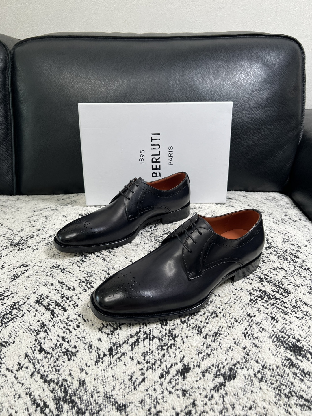 Berluti  高品质  顶级工艺品  布鲁提 专柜同步发售原厂配置，意大利进口牛皮面料，全进口水染牛皮里垫，鞋底：原