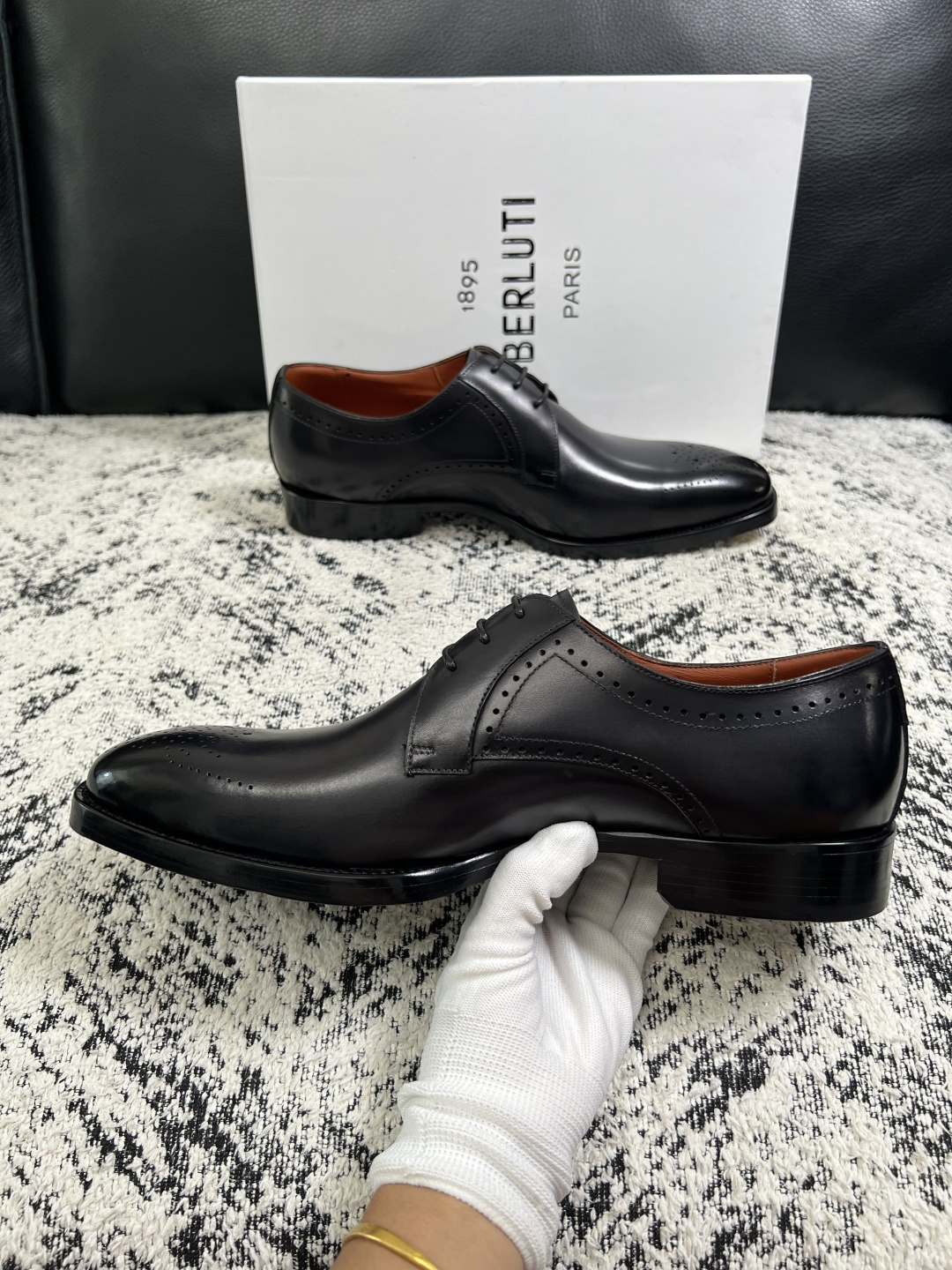 Berluti  高品质  顶级工艺品  布鲁提 专柜同步发售原厂配置，意大利进口牛皮面料，全进口水染牛皮里垫，鞋底：原