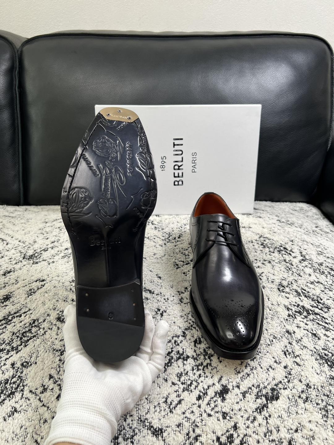 Berluti  高品质  顶级工艺品  布鲁提 专柜同步发售原厂配置，意大利进口牛皮面料，全进口水染牛皮里垫，鞋底：原