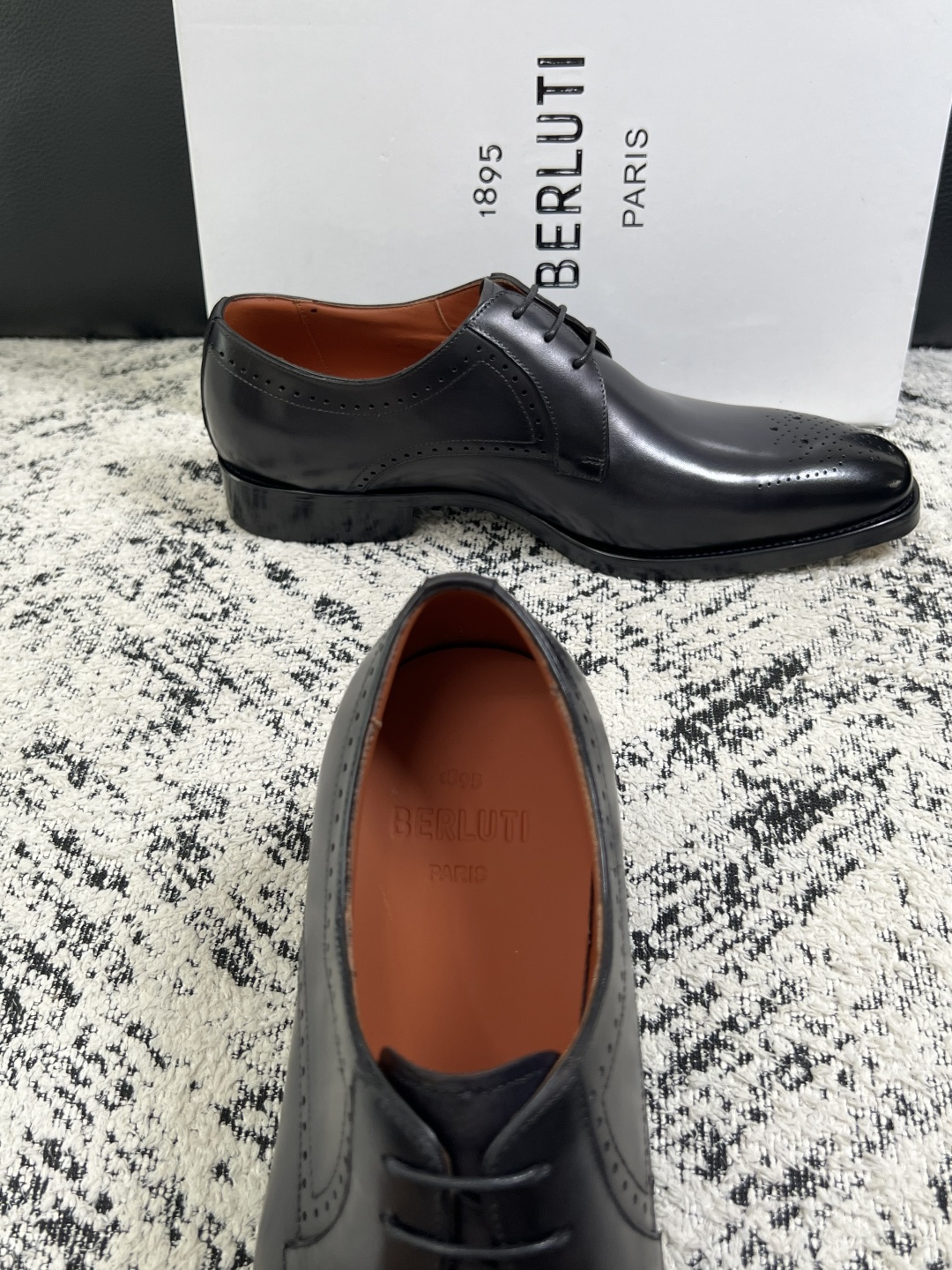 Berluti  高品质  顶级工艺品  布鲁提 专柜同步发售原厂配置，意大利进口牛皮面料，全进口水染牛皮里垫，鞋底：原