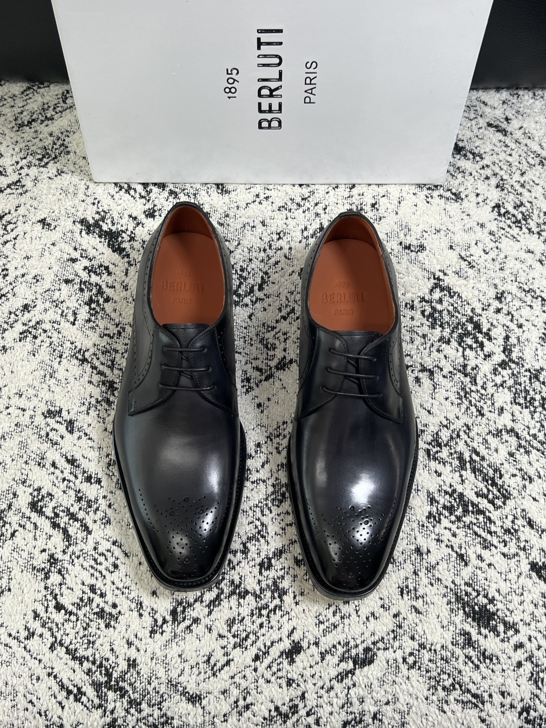 Berluti  高品质  顶级工艺品  布鲁提 专柜同步发售原厂配置，意大利进口牛皮面料，全进口水染牛皮里垫，鞋底：原