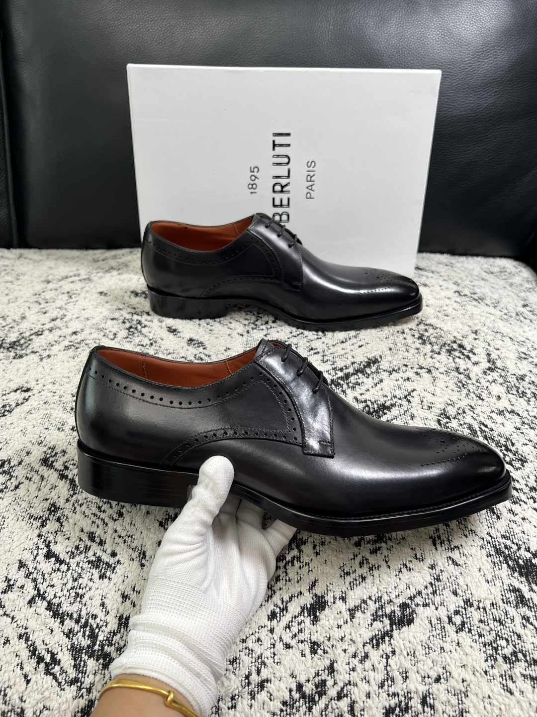 Berluti  高品质  顶级工艺品  布鲁提 专柜同步发售原厂配置，意大利进口牛皮面料，全进口水染牛皮里垫，鞋底：原