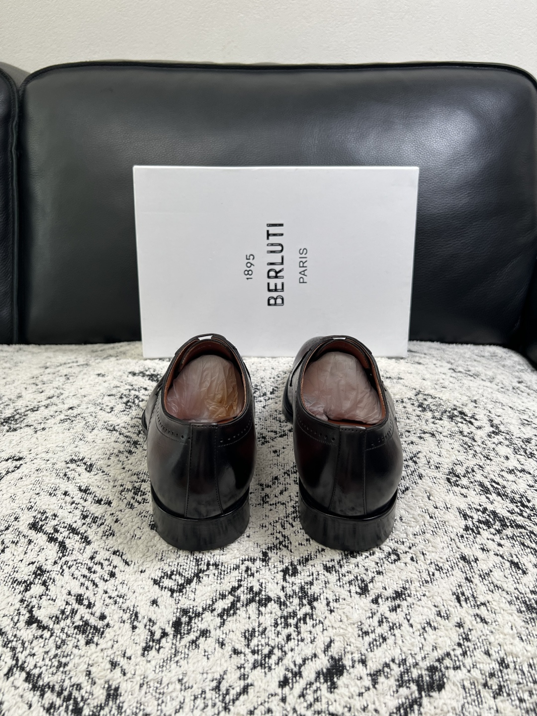 Berluti  高品质  顶级工艺品  布鲁提 专柜同步发售原厂配置，意大利进口牛皮面料，全进口水染牛皮里垫，鞋底：原