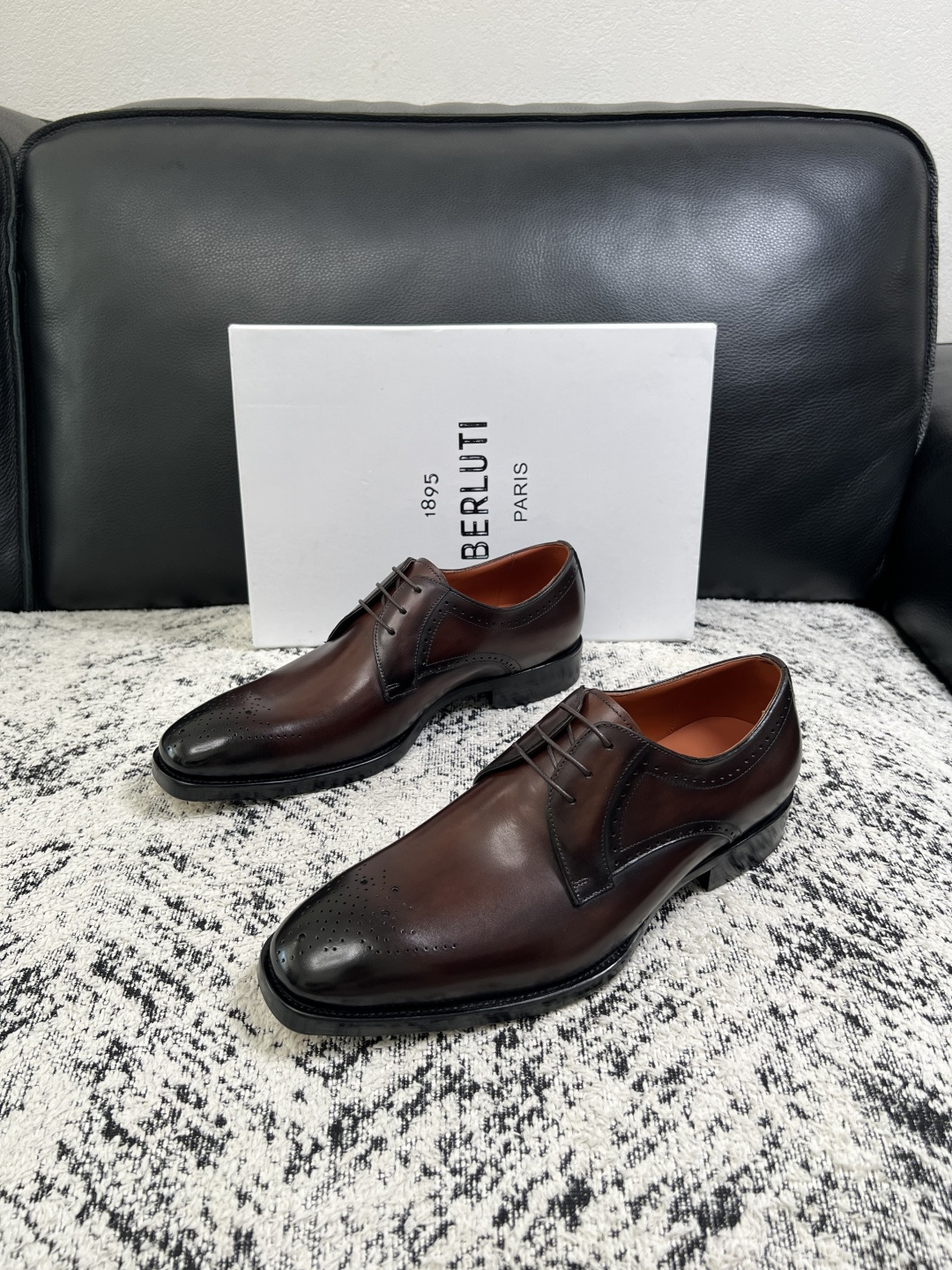 Berluti  高品质  顶级工艺品  布鲁提 专柜同步发售原厂配置，意大利进口牛皮面料，全进口水染牛皮里垫，鞋底：原