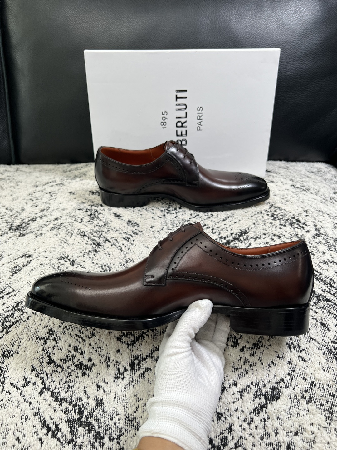 Berluti  高品质  顶级工艺品  布鲁提 专柜同步发售原厂配置，意大利进口牛皮面料，全进口水染牛皮里垫，鞋底：原