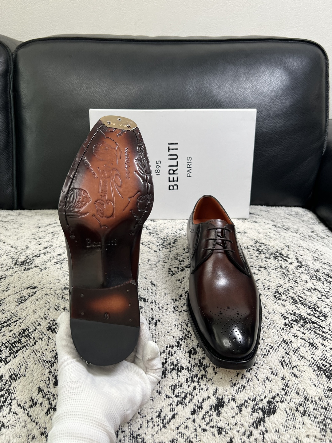 Berluti  高品质  顶级工艺品  布鲁提 专柜同步发售原厂配置，意大利进口牛皮面料，全进口水染牛皮里垫，鞋底：原