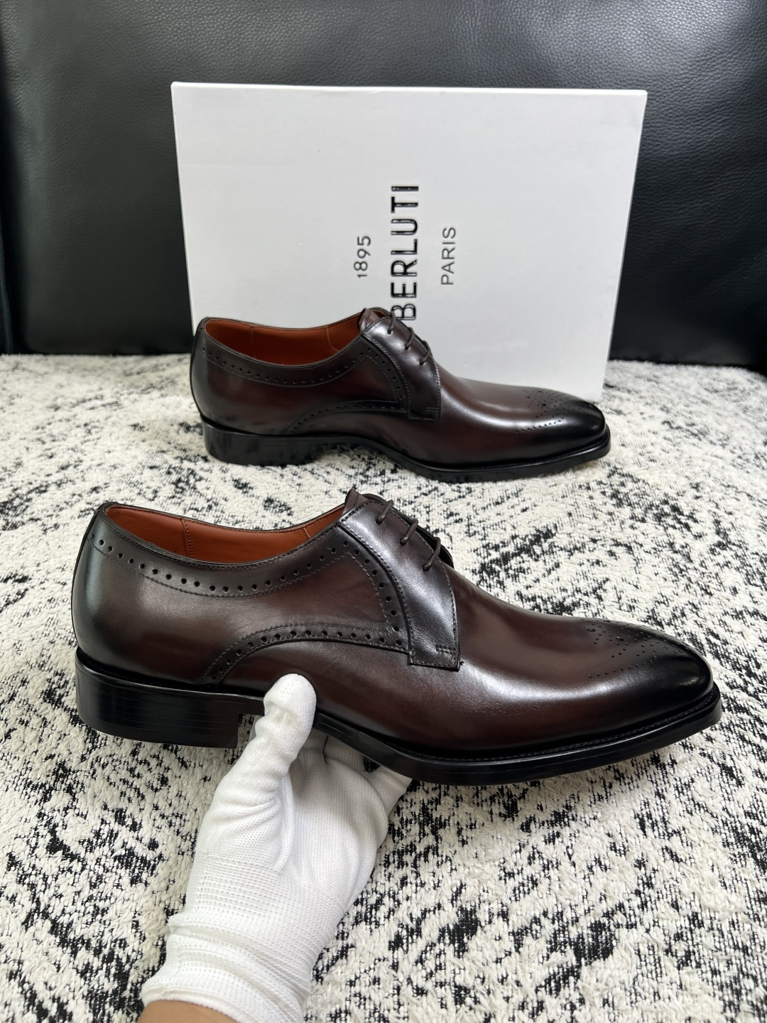 Berluti  高品质  顶级工艺品  布鲁提 专柜同步发售原厂配置，意大利进口牛皮面料，全进口水染牛皮里垫，鞋底：原