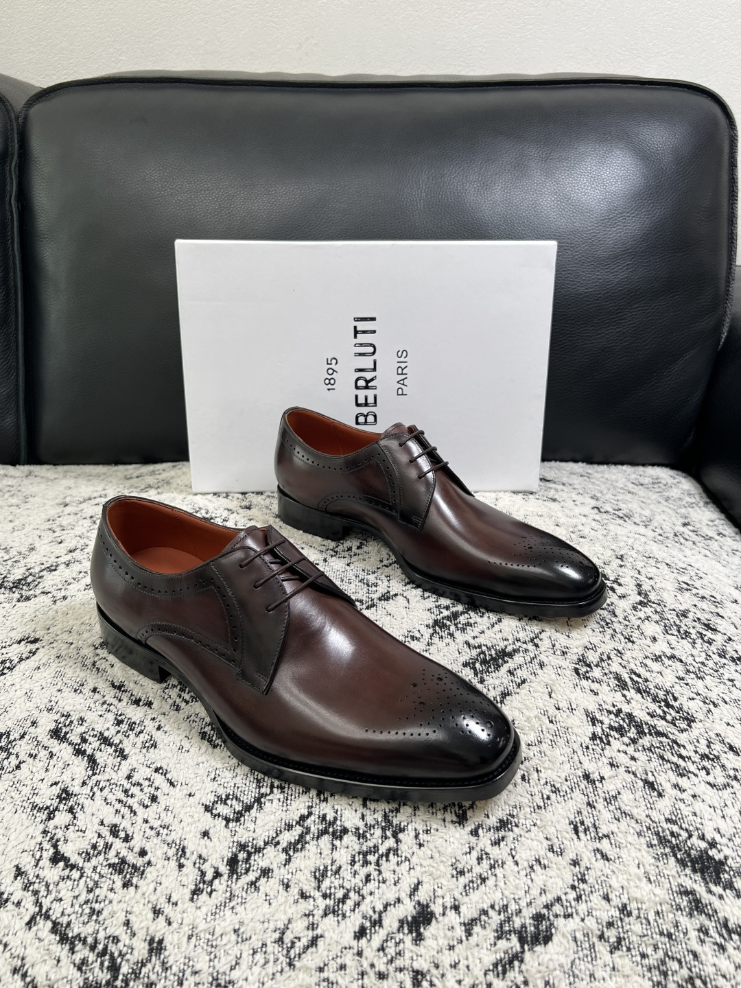 Berluti 高品质 顶级工艺品 布鲁提 专柜同步发售原厂配置,意大利进口牛皮面料,全进口水染牛皮里垫,鞋底:原 Berluti 高品质 顶级工艺品 布鲁提 专柜同步发售原厂配置,意大利进口牛皮面料,全进口水染牛皮里垫,鞋底:原