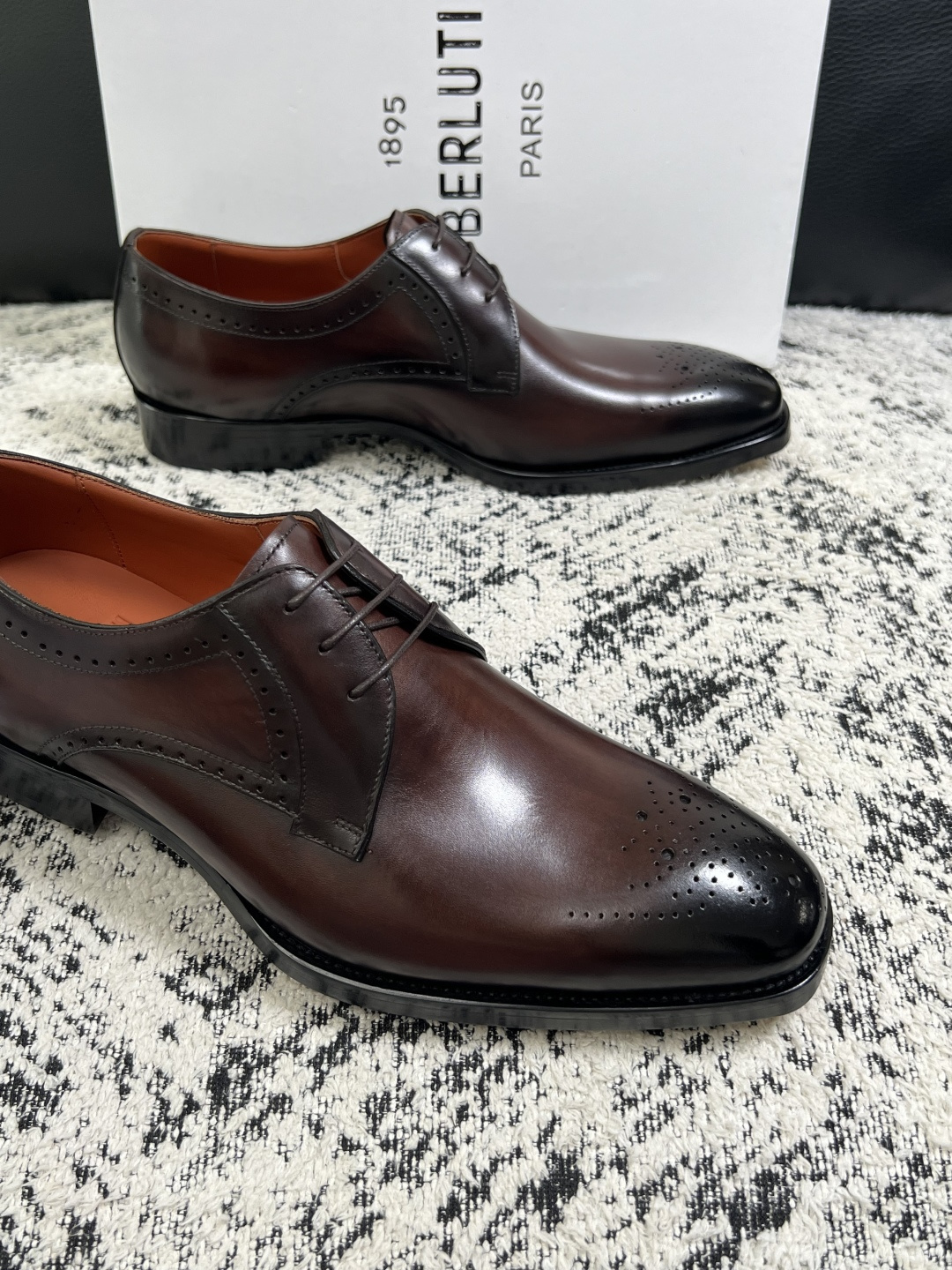 Berluti  高品质  顶级工艺品  布鲁提 专柜同步发售原厂配置，意大利进口牛皮面料，全进口水染牛皮里垫，鞋底：原
