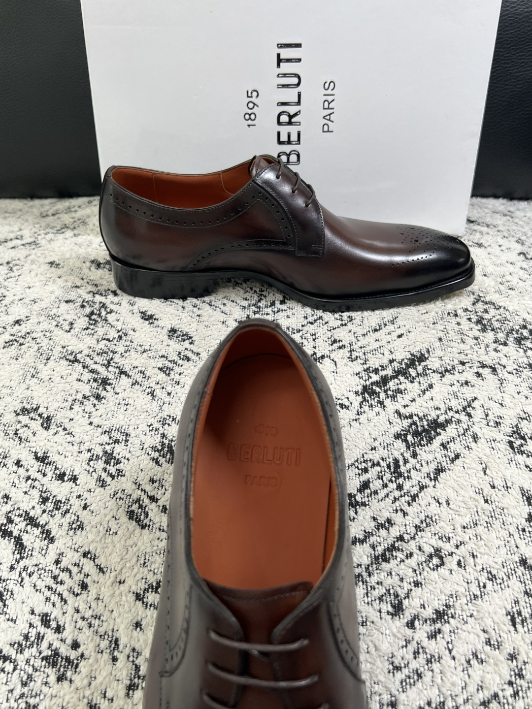 Berluti  高品质  顶级工艺品  布鲁提 专柜同步发售原厂配置，意大利进口牛皮面料，全进口水染牛皮里垫，鞋底：原
