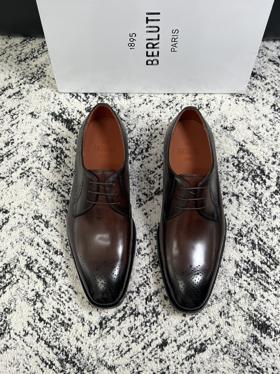 Berluti  高品质  顶级工艺品  布鲁提 专柜同步发售原厂配置，意大利进口牛皮面料，全进口水染牛皮里垫，鞋底：原