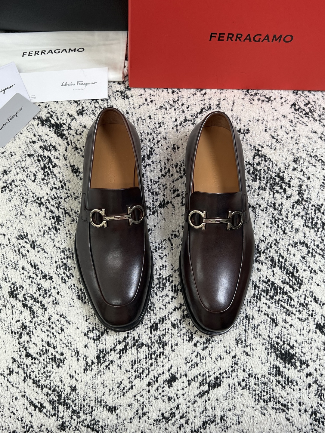 Ferragamo  高品质  顶级工艺品  菲拉格慕  皮鞋专柜同步发售原厂配置，意大利进口原版牛皮，进口水染牛里 ，